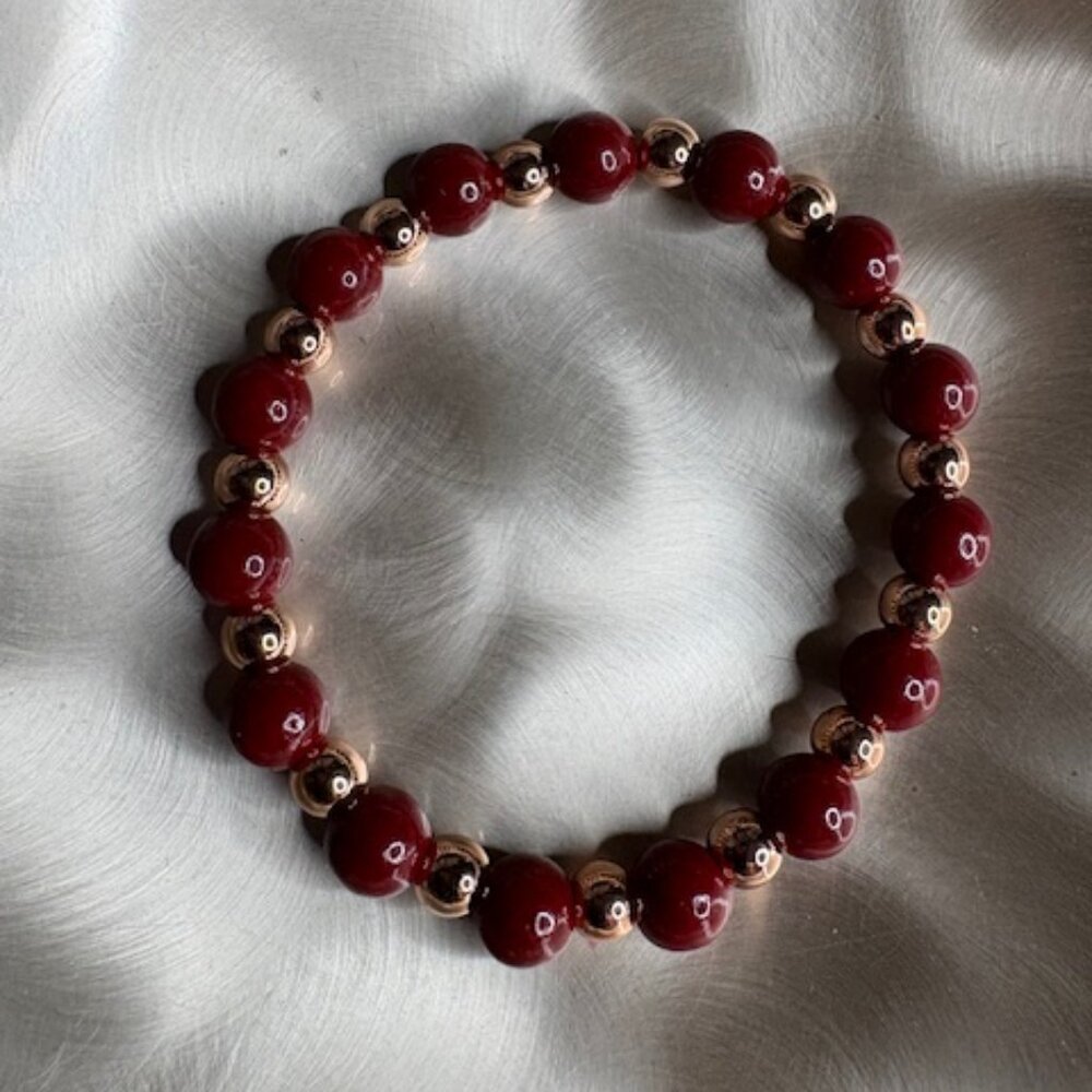 bracelet features a classic and elegant design